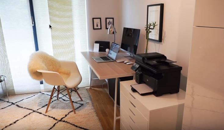 servicemitarbeiterin im büro in Basel