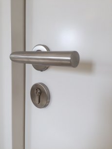 türöffnung einer weißen türe in basler wohnung